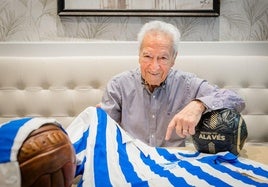 Alfredo Contrasta repasa la mayor goleada albiazul en Primera en un céntrico bar de Vitoria.