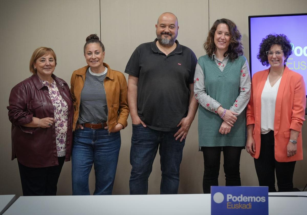 El coordinador general de Podemos Euskadi, Richar Vaquero, junto a varias integrantes de la dirección del partido.