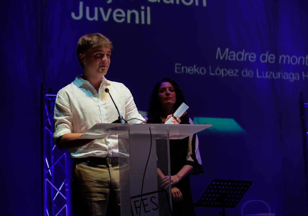 Eneko López de Luzuriaga, que cursa último sus estudios en la ECAM de Madrid, durante la entrega del premio.