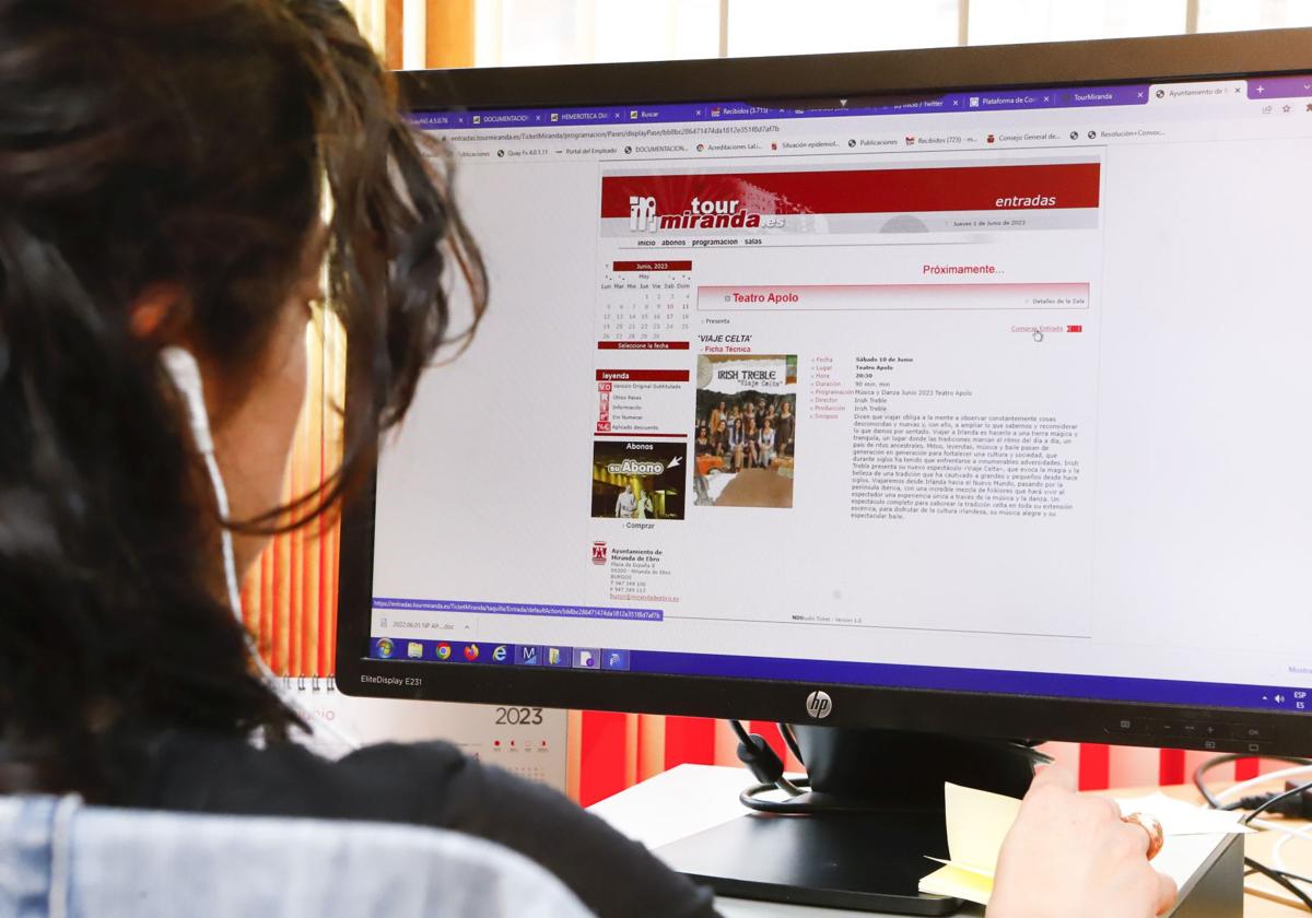 Una mujer se dispone a comprar entradas para un espectáculo en una página web.