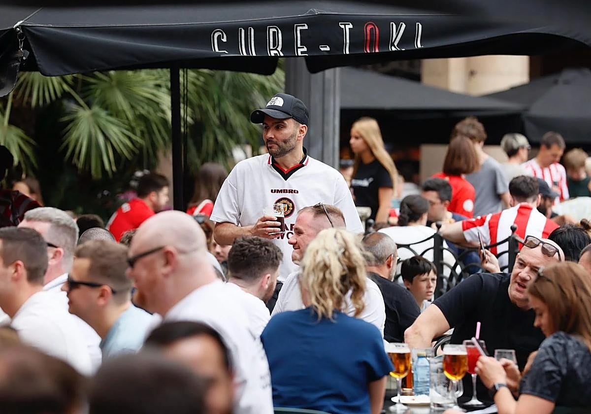 Aficionados del Manchester United en la Plaza Nueva el día de la semifinal.