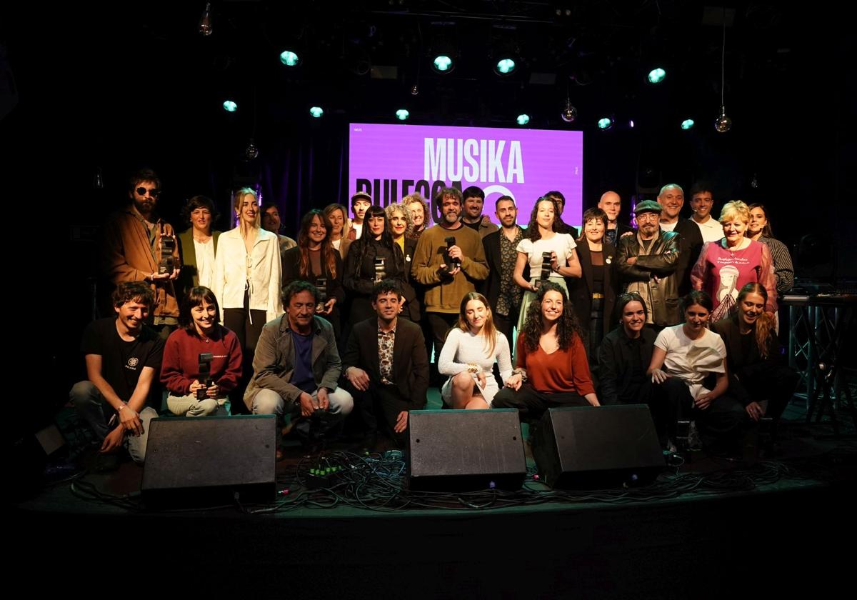 Los músicos reconocidos posaron unos instantes en la Jimmy Jazz de Vitoria.