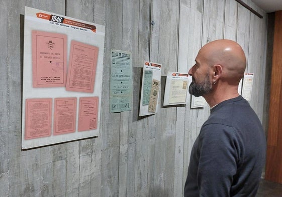 El concejal de Cultura, Kepa Aldama, observa la exposición.
