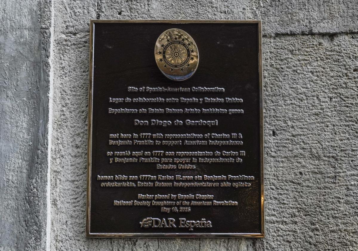 La placa instalada en la calle Correría.