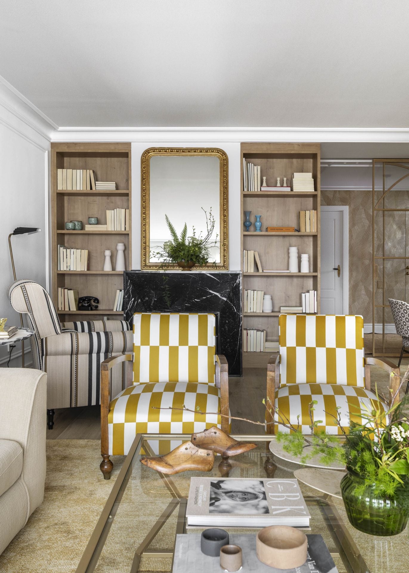 El piso &#039;chic&#039; en Algorta de una pareja y sus tres hijos: cocina azul, chimenea de mármol y vistas a la playa de Ereaga