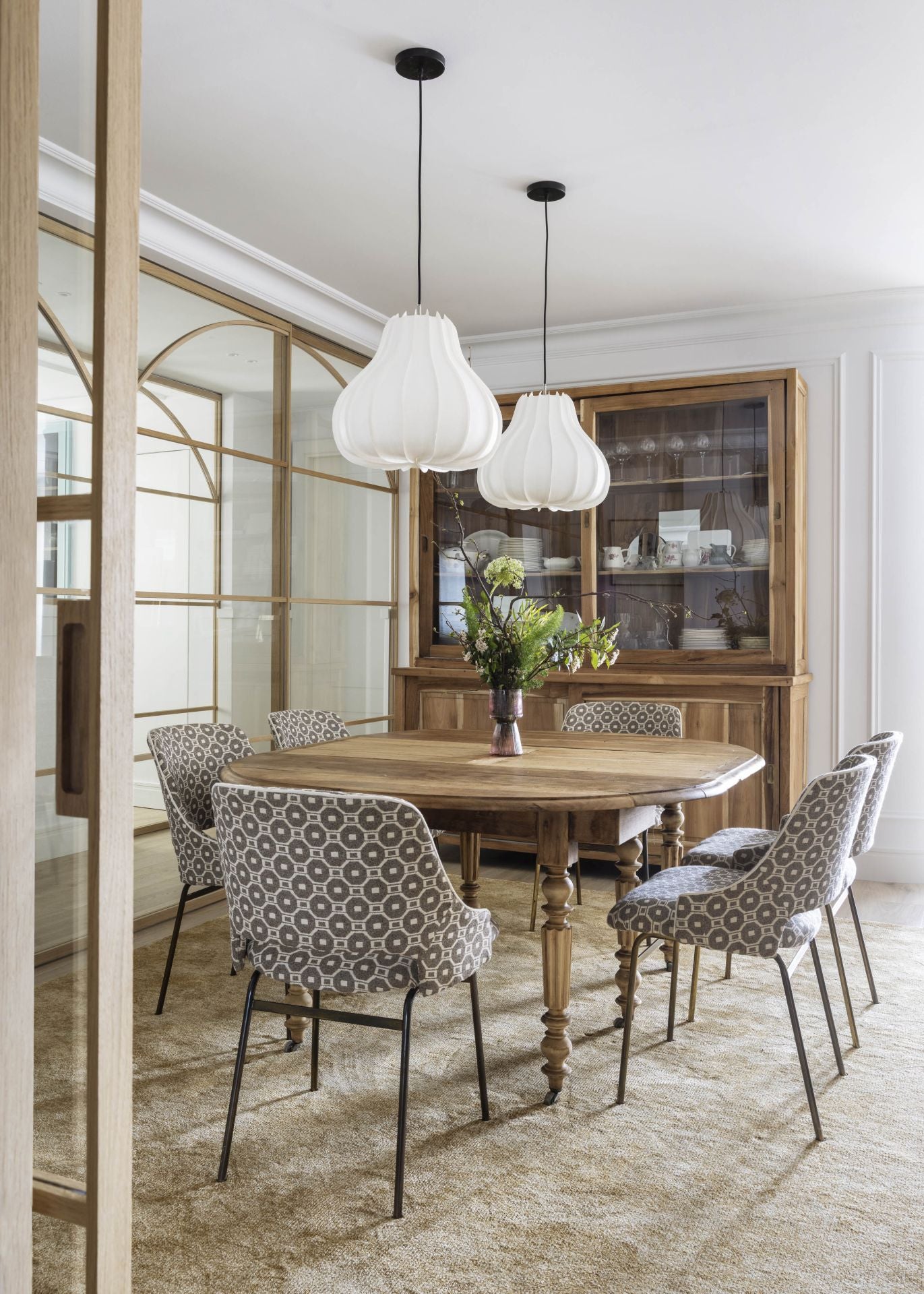 El piso &#039;chic&#039; en Algorta de una pareja y sus tres hijos: cocina azul, chimenea de mármol y vistas a la playa de Ereaga