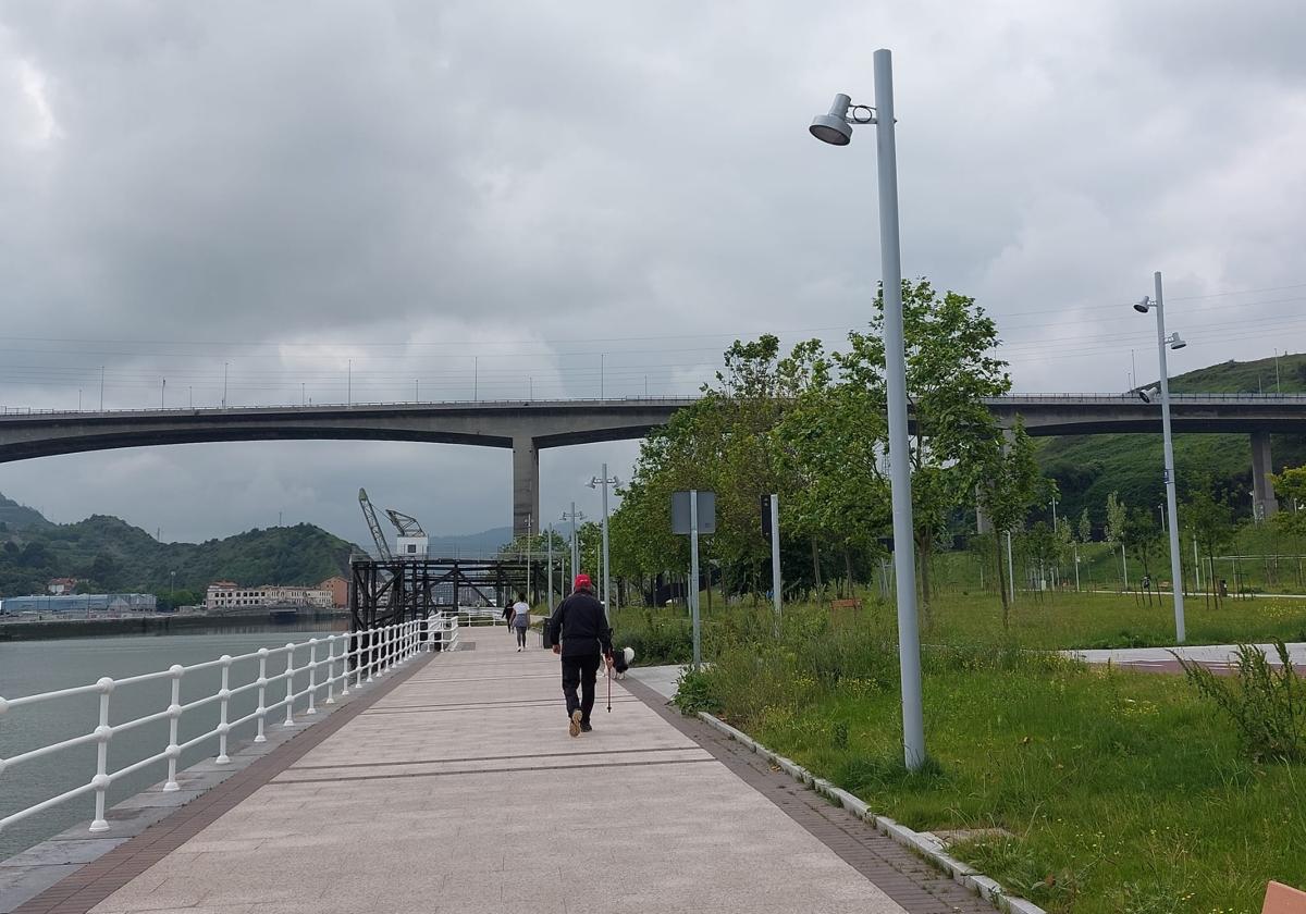 Imagen del paseo de la ría del parque de Zamalanda.