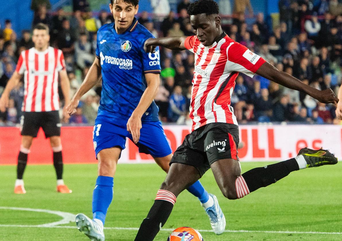 Adama arma un disparo ante un defensa del Getafe.