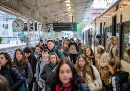 Viajeros bajan de uno de los trenes que actualmente une Vitoria con la localidad burgalesa de Miranda.
