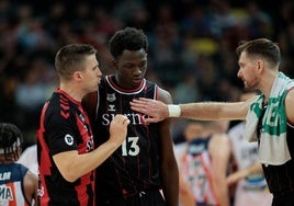 Rabaseda y Dragic hablan y felicitan a Bagayoko después del partido contra el Leyma Coruña.