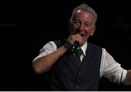 Bruce Springsteen en el arranque de su concierto de anoche en Mánchester.