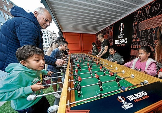 El balón de la final se ha convertido en una atracción para quienes caminan por la Gran Vía.