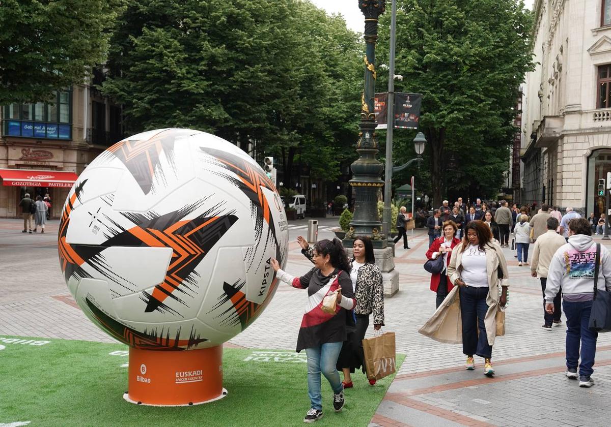 El balón de la final se ha convertido en una atracción para quienes caminan por la Gran Vía.