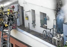 Un momento de la intervención de los bomberos en el inmueble afectado por el incendio.