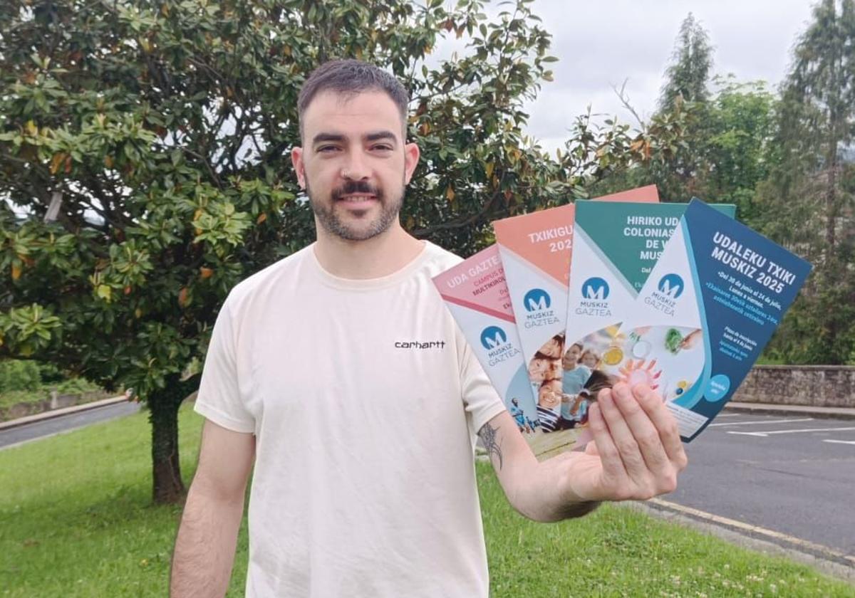 Urtzi Alea, edil de Juventud, muestra los programas veraniegos de ocio para jóvenes.