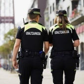 Policías municipales de Portugalete patrullan junto a la Ría.