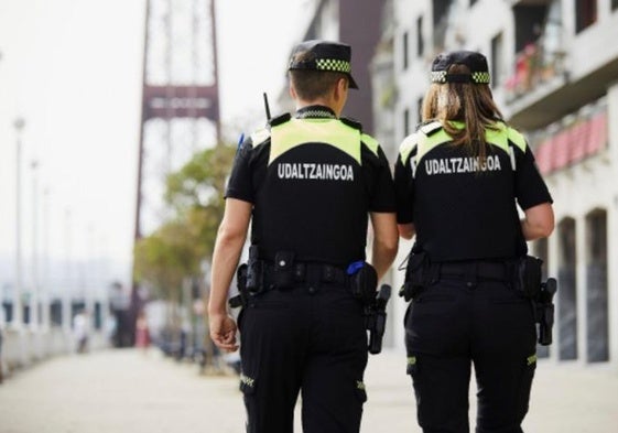 Policías municipales de Portugalete patrullan junto a la Ría.