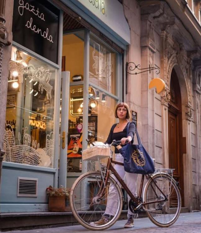 Judith, con su bicicleta.