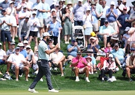 Rahm saluda al público tras embocar un putt desde más de diez metros en el hoyo 2.