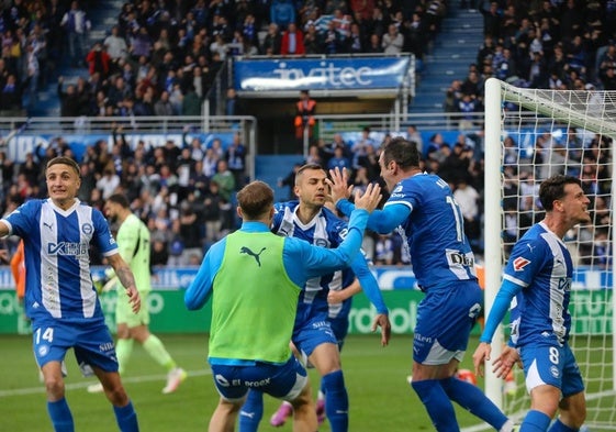Los jugadores del Alavés celebran el gol de Jordán al Valencia.