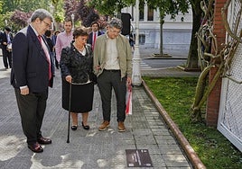 El alcalde, Juan Mari Aburto, la viuda de Baglietto, Pilar Elías, y su hijo Ramón miran la placa en su memoria.