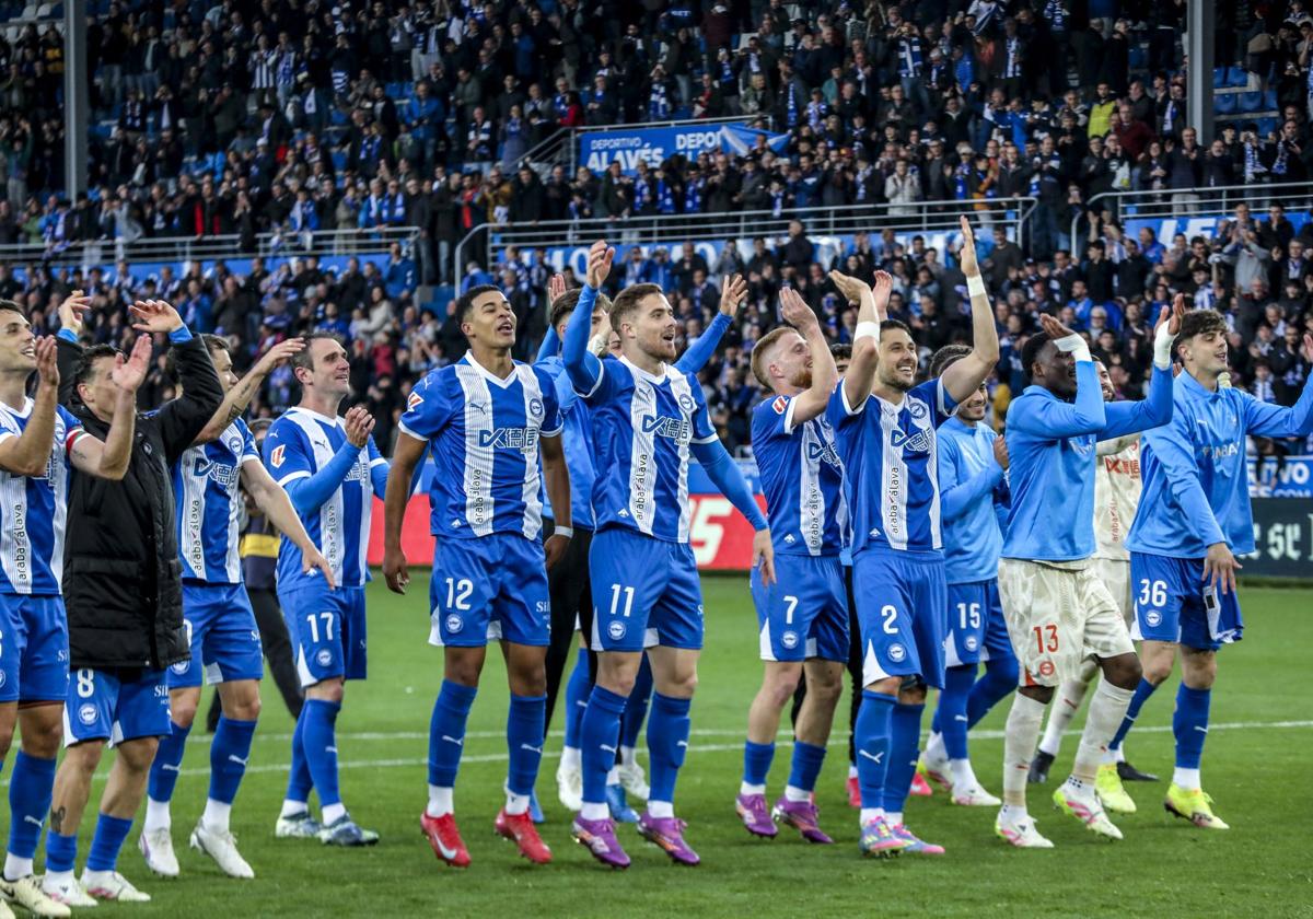Los jugadores del Alavés celebran con la grada el triunfo ante el Valencia.