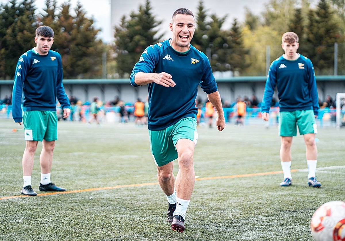 Aitor Villar durante un entrenamiento junto a Aimar Barrera e Iñaki Bilbao.