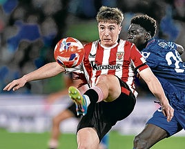 Jauregizar, la mayor revelación del Athletic esta temporada, intenta un control en Getafe