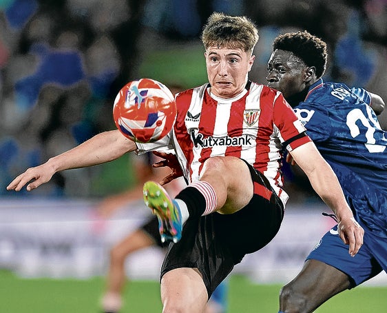 Jauregizar, la mayor revelación del Athletic esta temporada, intenta un control en Getafe