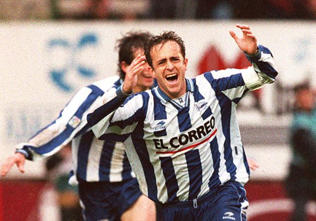Serrano festeja uno de sus goles en el ascenso de 1998.