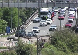 Otro viernes mediodía de retenciones: cuatro kilómetros en el Txorierri por un accidente entre un coche y un camión en Erandio