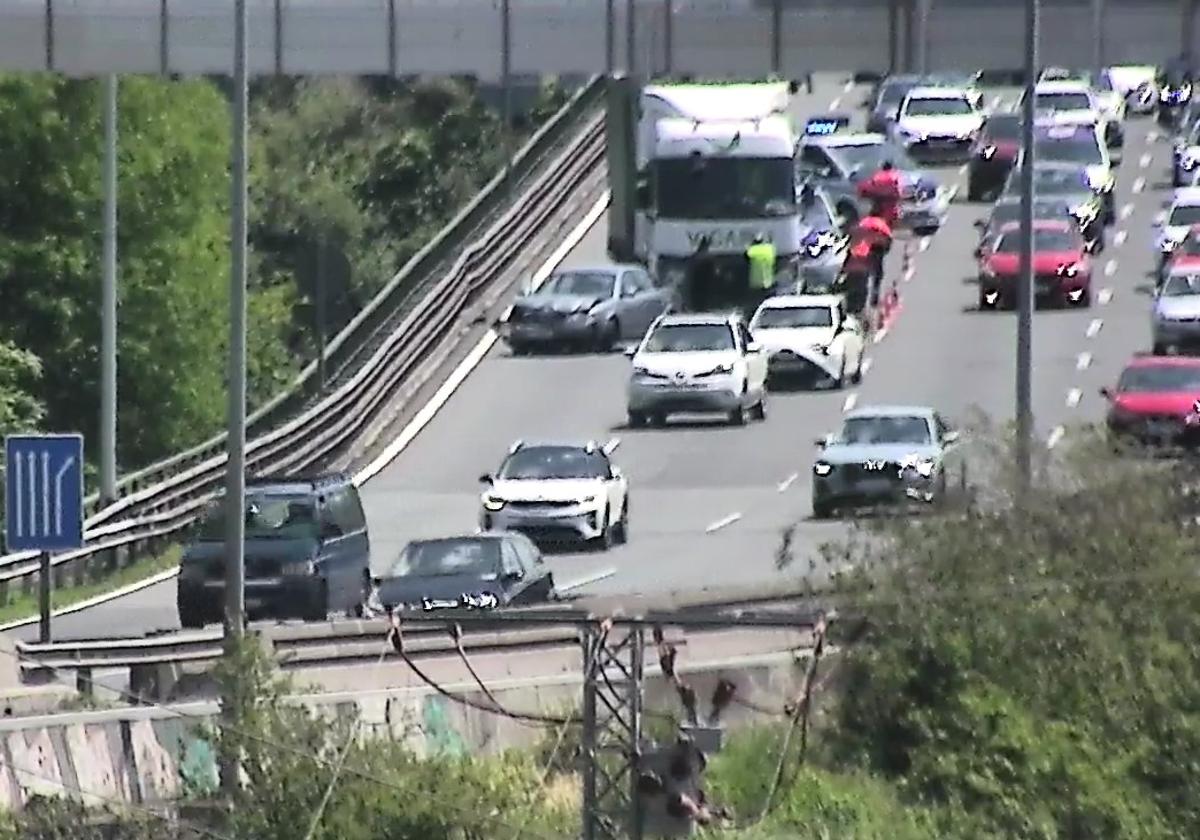Otro viernes mediodía de retenciones: cuatro kilómetros en el Txorierri por un accidente entre un coche y un camión en Erandio