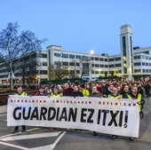 Trabajadores de Guardian durante una de las manifestaciones contra el cierre de la planta de Llodio