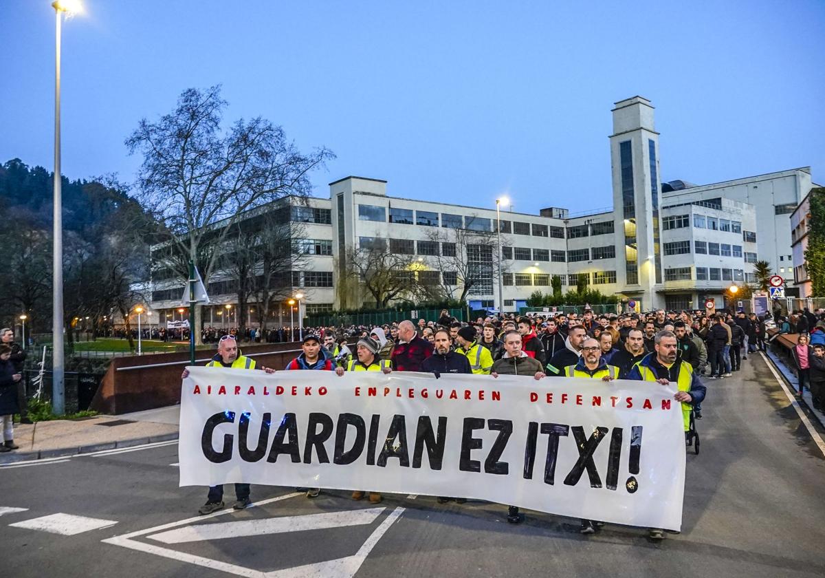 Trabajadores de Guardian durante una de las manifestaciones contra el cierre de la planta de Llodio