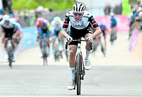 Juan Ayuso atacó en el tramo final del puerto y se alzó con la victoria