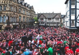 El Athletic lamenta las expulsiones de aficionados de Old Trafford, que el United justifica