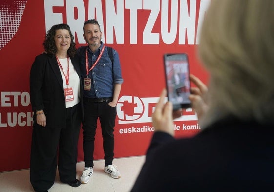 Loli García, junto a Santi Martínez antes de la votación que ha apoyado el relevo