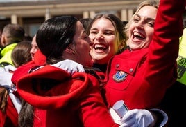 Los nuevos agentes celebran la entrega de credenciales.