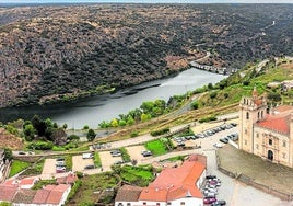 Imagen de Miranda Do Douro con el río y la presa al fondo.