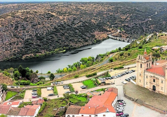 Imagen de Miranda Do Douro con el río y la presa al fondo.