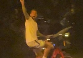 Iñigo Martínez, Dani Olmo, Pedri y Eric García cogen la bicicleta para visitar a Ferrán en el hospital