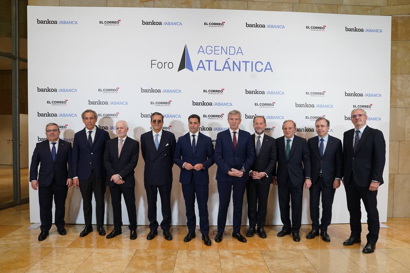 Jesús Suarez (Dtor. Terr. Abanca), Manuel Mirat (CEO Vocento), Lois Blanco (presidente Voz de Galicia), Enrique de Ybarra (presidente EL CORREO), Imanol Pradales (lehendakari), Alfonso Rueda (presidente de la Xunta), Juan Carlos Escotet (presidente de Abanca), Ignacio Ybarra (presidente de Vocento), Francisco Botas (CEO Abanca) e Iñigo Barrenechea (Dtor gral. El CORREO).