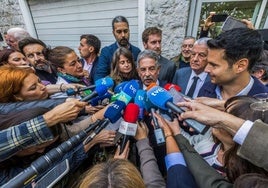 Miguel Ángel Revilla compareciendo ante los medios de comunicación a la salida del acto de conciliación.