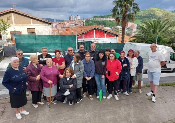 Vecinos de la zona de Cadagua y Peñaskuren, muchos de ellos mayores, lidian a diario con largos tramos de escaleras junto a sus viviendas.