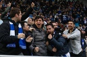 La afición del Alavés celebra el gol del triunfo ante el Valencia.