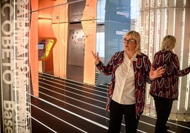 La directora de Euskararen Etxea, Iurdana Akasuso, muestra los contenidos inmersivos del museo.