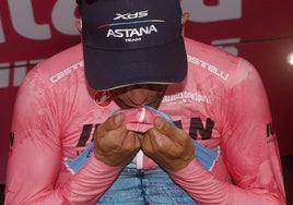 Diego Ulissi besa la maglia rosa.