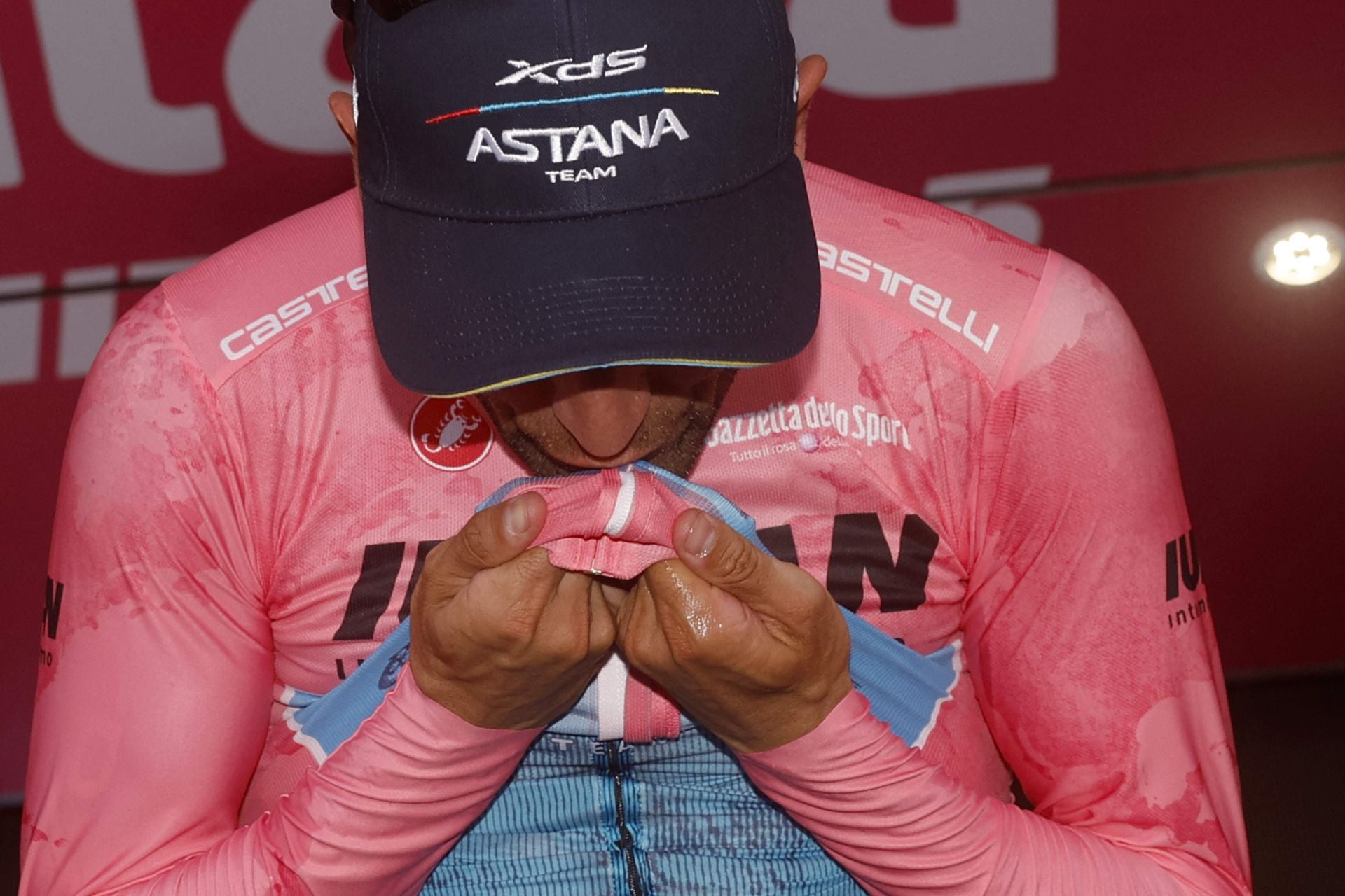 Diego Ulissi besa la maglia rosa.