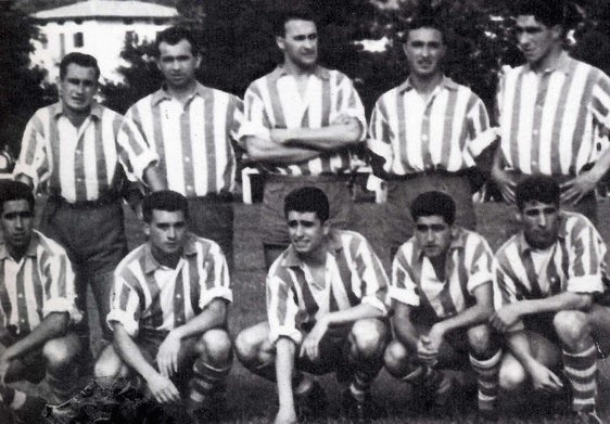 Integrantes de la plantilla albiazul del la temporada 1958-59, en la que destacaban Arocena, Bardají II, Uribesalgo,, Gorospe, Primi, Zubizarreta, Hormaeche, Echeandía, Ibarra, Azcárraga y Gabiola.