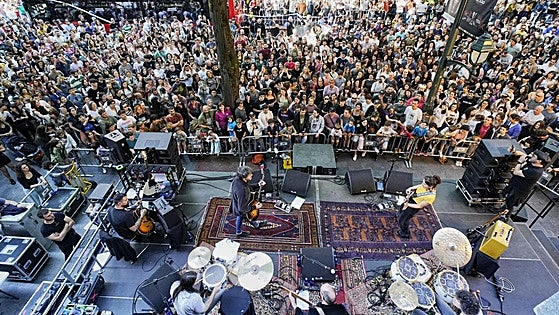 Gorka Urbizu pone música al Euskaraldia en una Gran Vía abarrotada